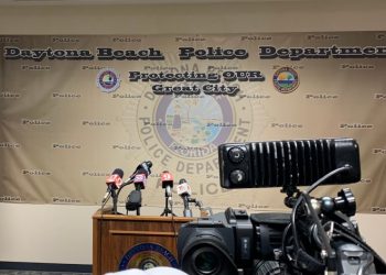 불치병 시한부 남편 총격 살해 여성, 병원서 대치