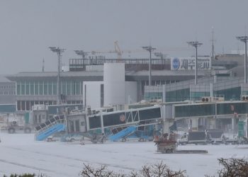 올겨울 최강 눈폭풍… 항공편 1600여편 취소