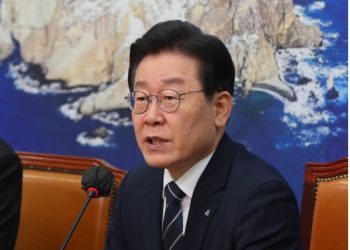 국민64% “이재명 기소되면 사퇴해야”…53% “개인비리”