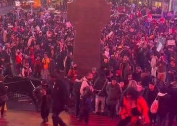 시위 들불처럼 전국 확산..”니콜스 영상, 끔찍한 트라우마”