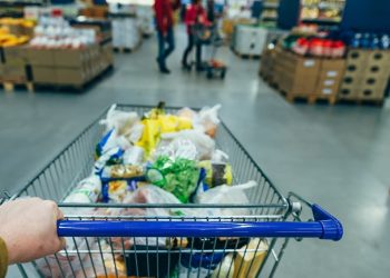 “곰팡이 범벅. 유통기한 1년 지난 제품도”, 항의해도 판매…”소비자는 복불복”