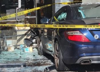 어바인서 베이커리로 벤츠 돌진…아시안증오범죄 불분명