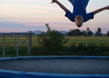 트램펄린서 뛰다 충돌 8살 소년, 뇌손상 혼수상태..칼스배드