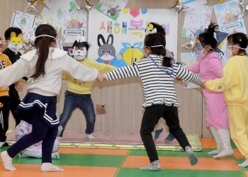 ‘코로나 키즈’ 언어발달 지연…마스크 착용 상대방 입 모양·표정 못봐