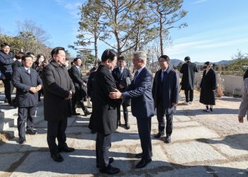 사법리스크 휩싸인 이재명, 문재인에게 달려갔다