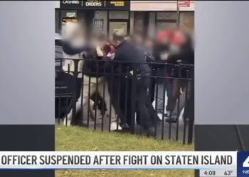 소녀들 싸움 말리던 경찰, 14세 소녀 주먹질 폭행