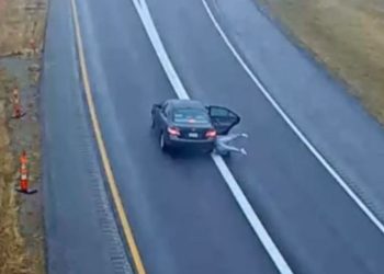 달리던 차 어린이 추락…뒷문 열다 뒹굴어(영상)