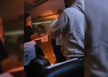 기내서 보조 배터리 불…여객기 승객들 혼비백산