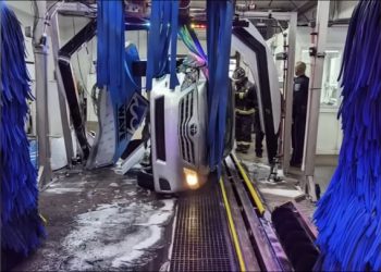 카워시 갔다 차 뒤집힌 사연  “어떻게 했길래”