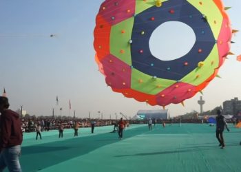 연날리기 축제서 연줄에 목 베어 6명 사망