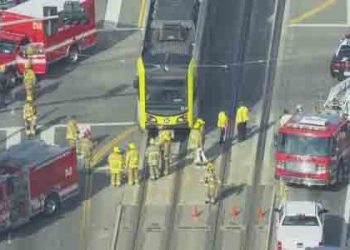 LA 메트로 열차, 승용차와 충돌..2명 부상(영상)