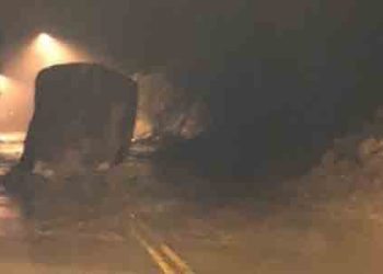 폭우 산사태 도로 곳곳 폐쇄..말리부캐년 대형 바위 추락