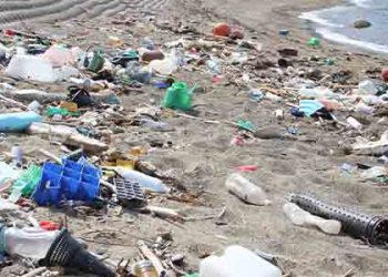 남가주 해변들 쓰레기 몸살..겨울폭풍에 쓰레기 산더미