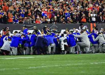 쓰러진 선수 의식 못찾아…먼데이나잇 풋볼 중단 사태