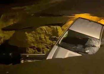 밸리 채스워스 대형 싱크홀, 차량 2대 추락