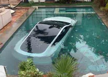 수영장에 빠진 테슬라..패사디나