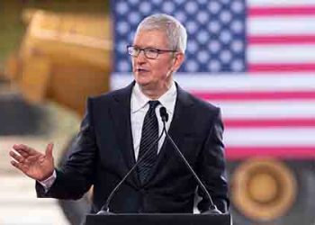 애플 팀 쿡 연봉 40% 자진삭감…그래도 4900만달러