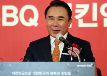 BBQ 윤홍근 전 회장 배임혐의 기소…가족회사에 수십억 자금이동