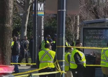 전철역서 통근객 노린 무차별 총기난사…1명 사망, 3명 중상