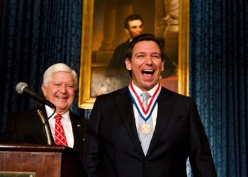 트럼프 디샌티스 불출마 압박 공화 파열음…당 분열 조짐