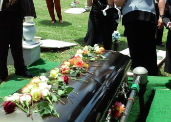 아이오와 장례식장 여성시신, “살아 있었다”