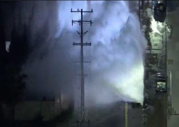 할리웃 대형수도관 터져 물난리..싱크홀 소방차 빠져(영상)