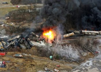 오하이오 열차 수십량 탈선…소방대 현장철수, 2천여명 대피