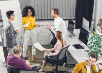 사무실 복귀 늘어 공실률 “뚝”..팬데믹 후 처음 50% 넘어