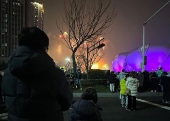 탕웨이, 김태용·딸과 “마침내 불꽃놀이 밤마실”