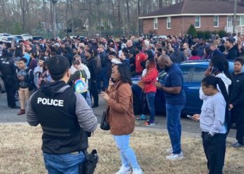 교사 총격 6살 초등생, 여교사 목 조르고 아이들 폭행