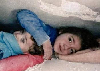 “꺼내주세요” 전 세계 울린 잔해 속 절규하던 소녀, 40시간 만에 구조