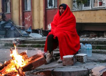 건물 6000여동 무너져….40만명 추위 속 노숙