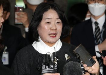 ‘기부금 횡령’ 윤미향, 1심서 벌금형…의원직 유지