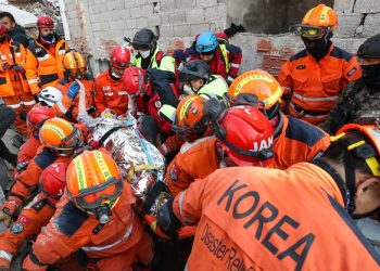 “아직도 희망” 기적 같은 생존자구조 이어져…한국구호대도 60대 여성 추가구조