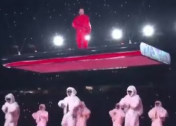 리한나 슈퍼볼 하프타임쇼 극찬(영상)