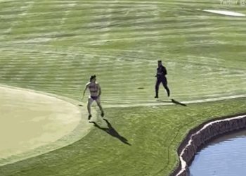 반나체로 골프 대회 난입…홀 깃발로 ‘폴댄스'(영상)