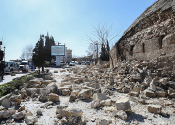 [르포] 수천년 버틴 성 무너져…파편만 가득, 슬픔 속 장례식 치뤄