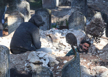 [르포] 수천년 버틴 성 무너져…파편만 가득, 슬픔 속 장례식 치뤄