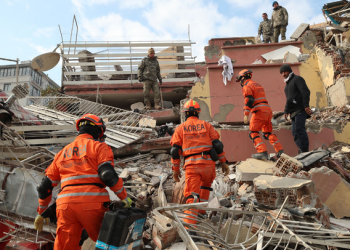 “코렐리 온 누마라”…한국구조대, 8명 구조·시신 18구 수습