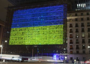 우크라전 1년, 파랑·노랑 물든 세계 명소들…곳곳 반전 시위도