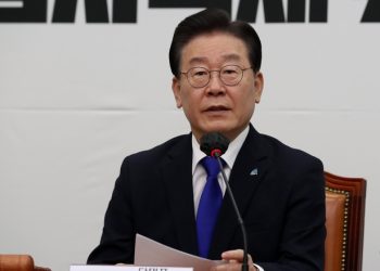 이재명 주 1회씩 법정출석… ‘김문기 몰라’ 허위발언 첫 공판