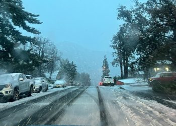 “LA에 눈 왔어요” 라크라센타 등 LA북부 곳곳 눈 쌓여…눈폭풍에 12만세대 정전(영상)