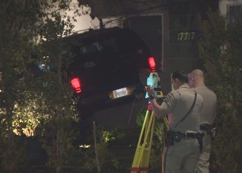 경찰에 쫓기던 DUI 트럭, 버뱅크 주택 돌진