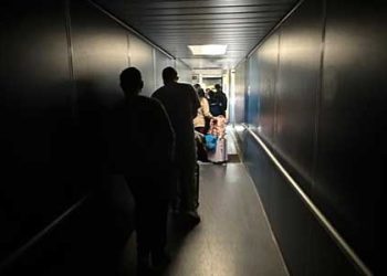 LA국제공항 정전사태..보안검색 중단, 터미널 마비