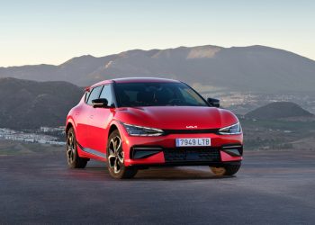 기아 EV6, 뛰어난 주행성능…승차감은 ‘옥에 티’