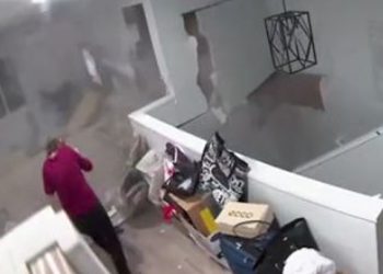 거대바위 거실 돌진…간발 차이 목숨 구해(영상)