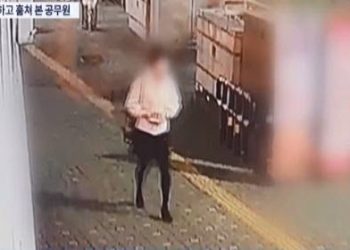 ‘치마 입고 가발 쓰고’ 공무원 수영장 탈의실 훔쳐보다 덜미