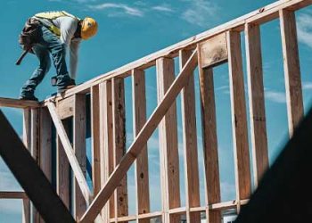 우들랜드 병원신축 현장서 인부 20피트 아래 추락