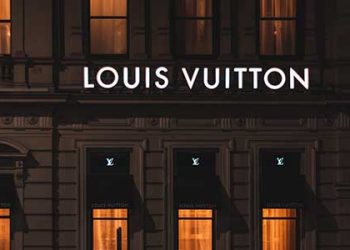 뉴포트비치 루이비통 차량 돌진해 명품 싹쓸이