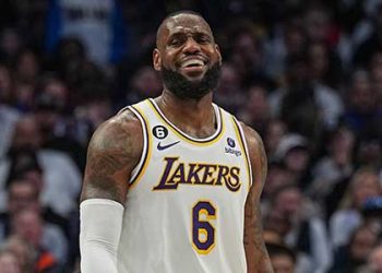 르브론, 또 부상…갈길 바쁜 레이커스 비상